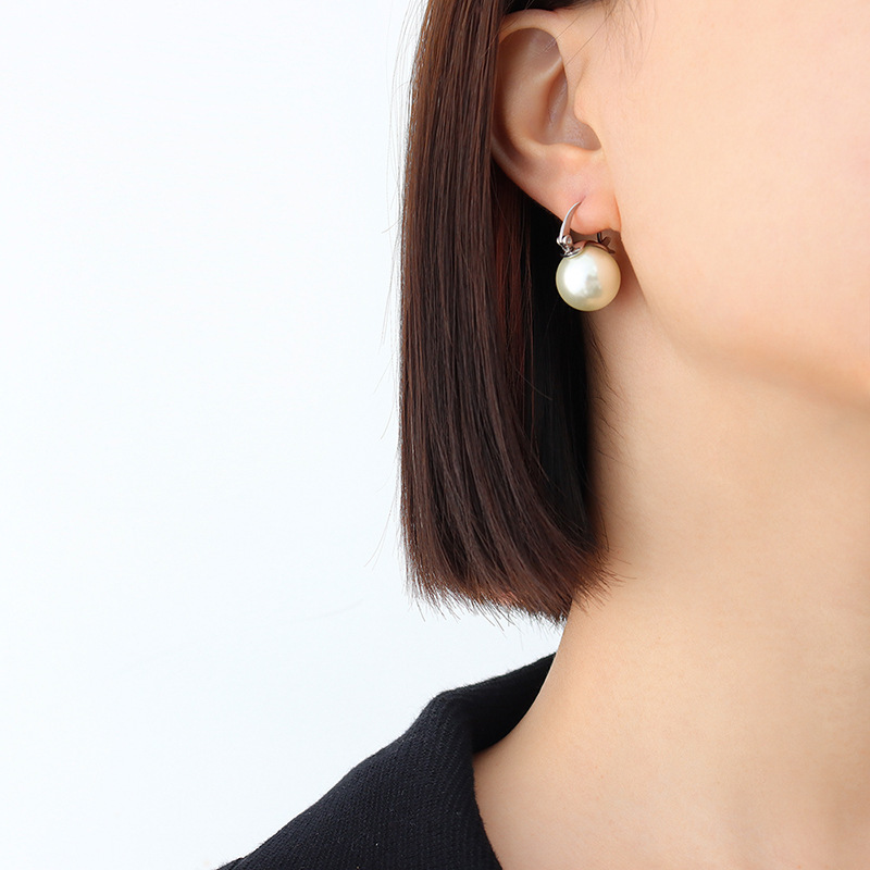 Bold Pearl Hoops