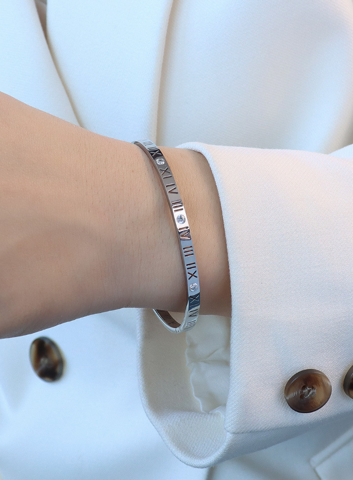 商品23-Diamonds Inlaid Roman Numerals Bangle