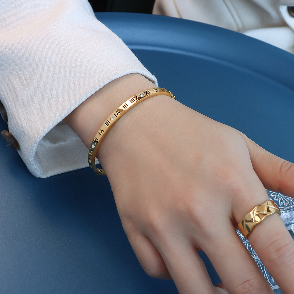 商品23-Diamonds Inlaid Roman Numerals Bangle