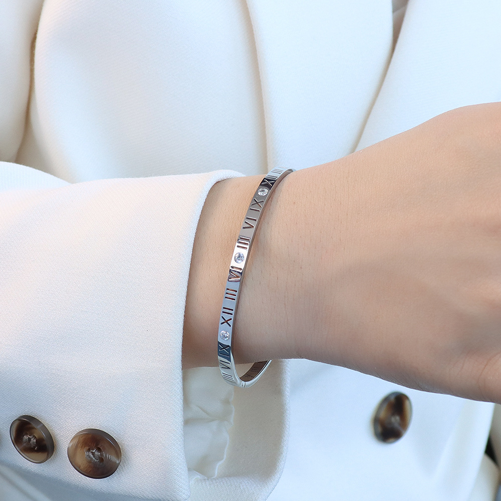商品23-Diamonds Inlaid Roman Numerals Bangle