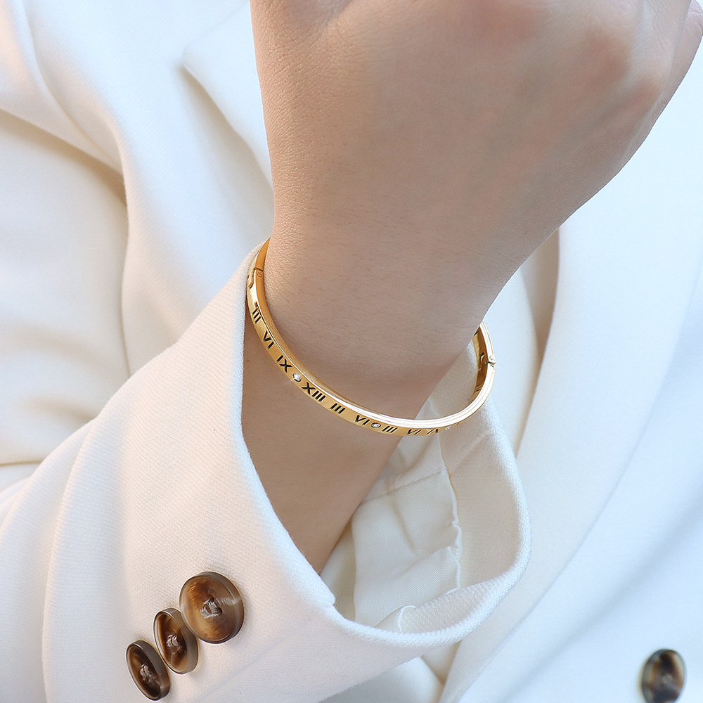 商品23-Diamonds Inlaid Roman Numerals Bangle